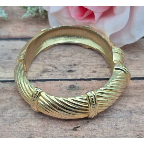 Cute Gold Tone Textured Hinged Bangle Bracelet Classic Statement MINT - Picture 7 of 8